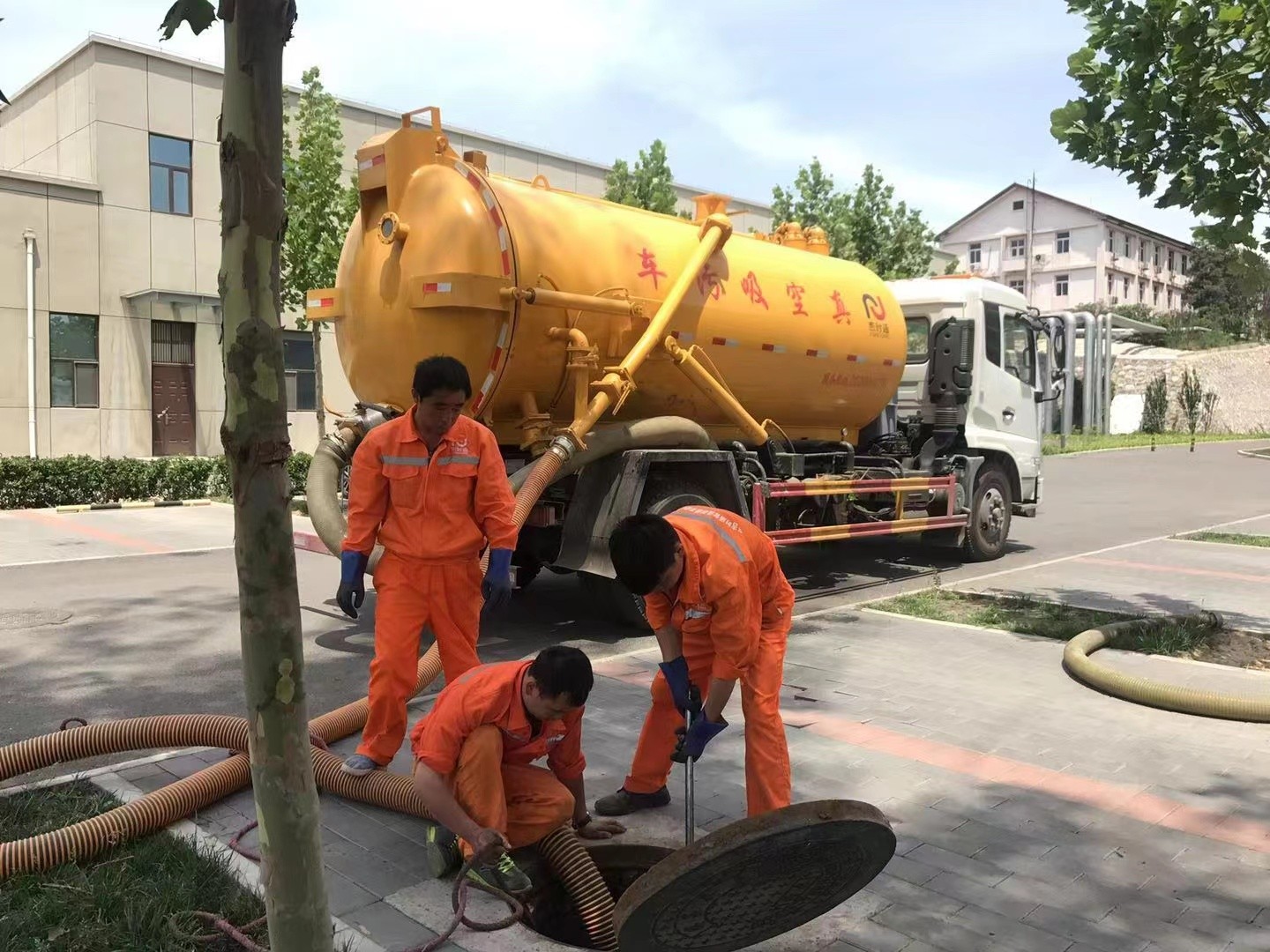 麻城管道疏通车停在窨井附近