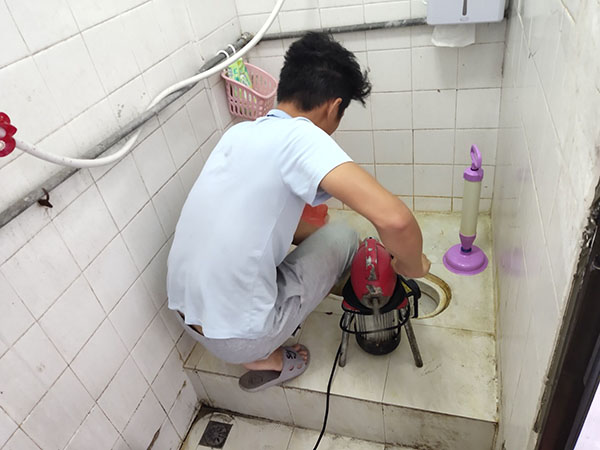 麻城肥皂掉到马桶里把马桶堵住了怎么办？马桶堵住了怎么办