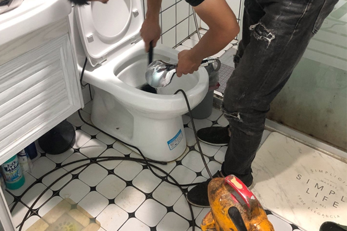 麻城马桶堵塞自己疏通还是找师傅？专业上门服务让你省时更省心